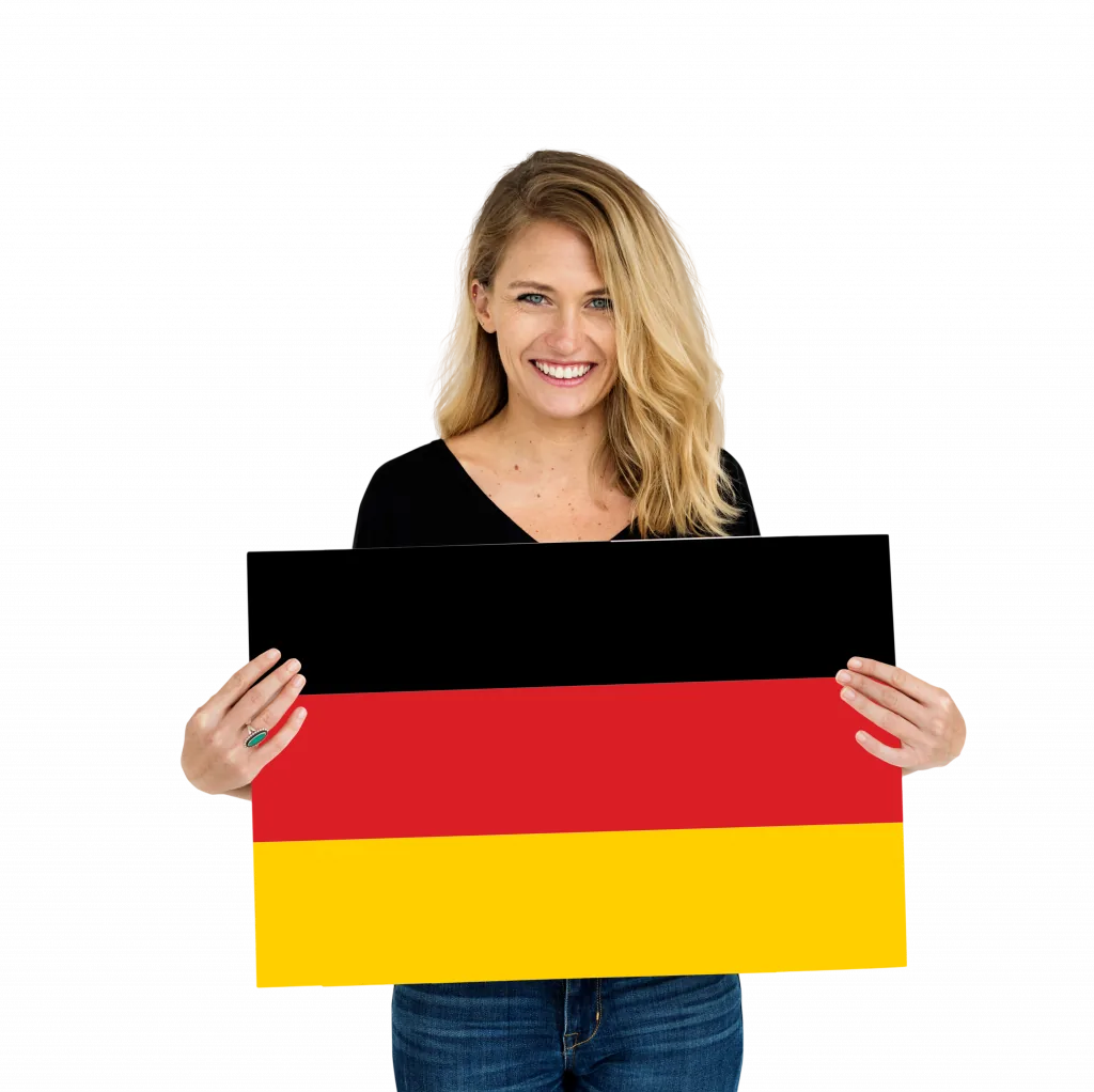 Lächelnde Frau hält eine Deutschlandflagge
